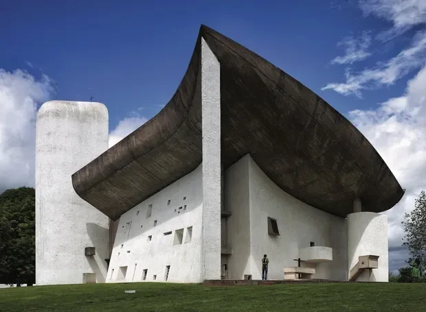 Capela Notre-Dame du Haut em Ronchamp por Le Corbusier